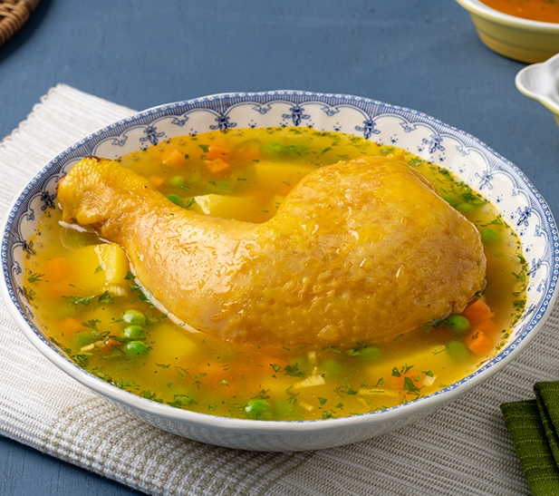 Caldo de pollo criollo