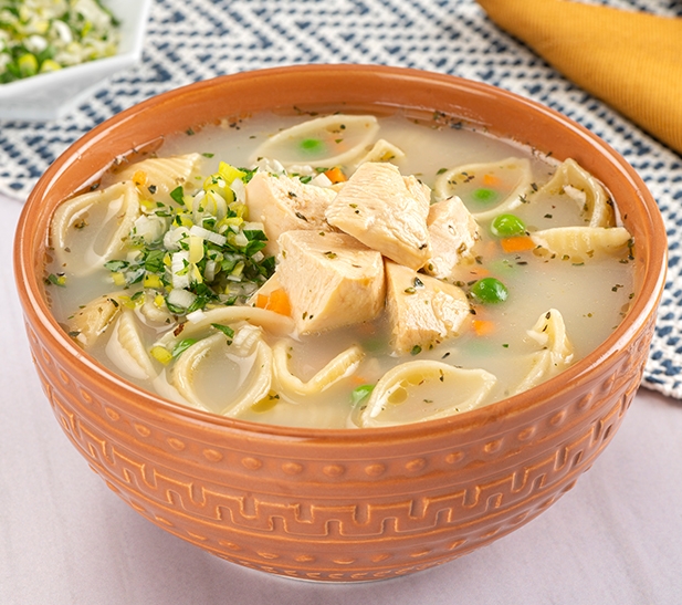 Sopa de fideo con pollo