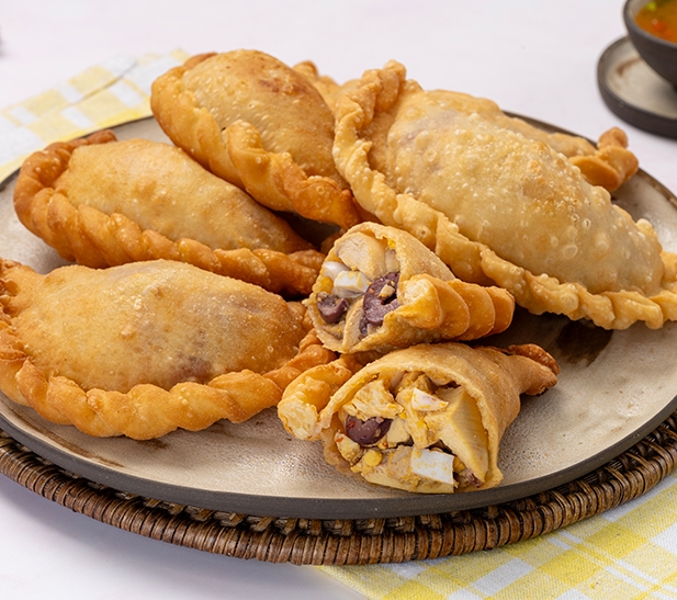 Empanadas rellenas de pollo criollo